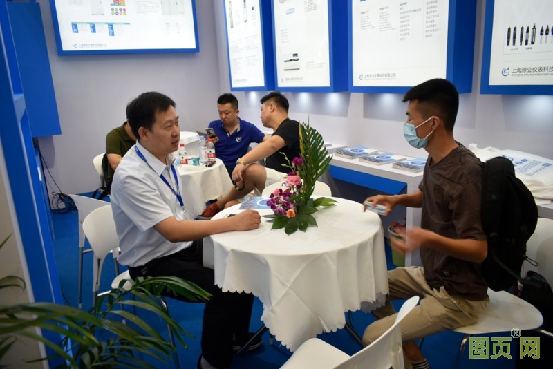 淳业科技总经理现在与客户交流