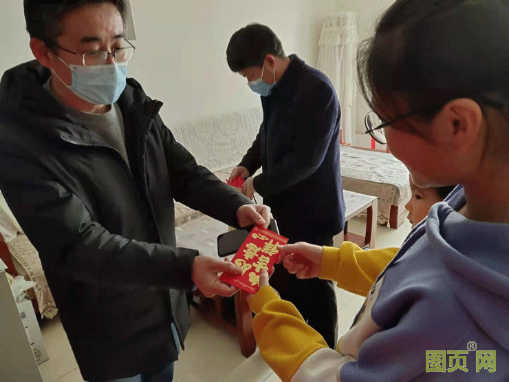 会长李明代表淄博市仪器仪表行业协会向贫困家庭送去了现金红包