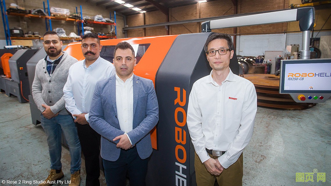 来自 RoboHelix 公司的业务拓展专员 Peter Fahim、电气和控制部门主管 Budhaditya Majumdar 博士及公司 CEO Hayel Smair 与倍福澳大利亚新南威尔士州办事处销售工程师殷博川（从左至右）。 