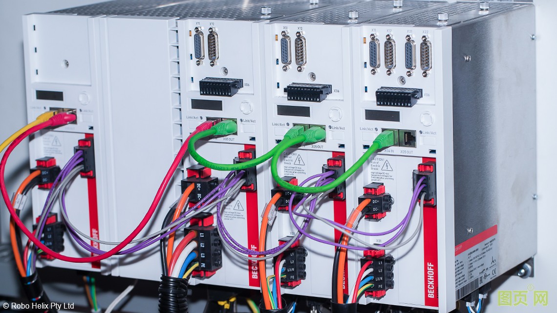 AX5000 伺服驱动器可以精确控制 AM8000 伺服电机。 AX5000 伺服驱动器可以精确控制 AM8000 伺服电机。