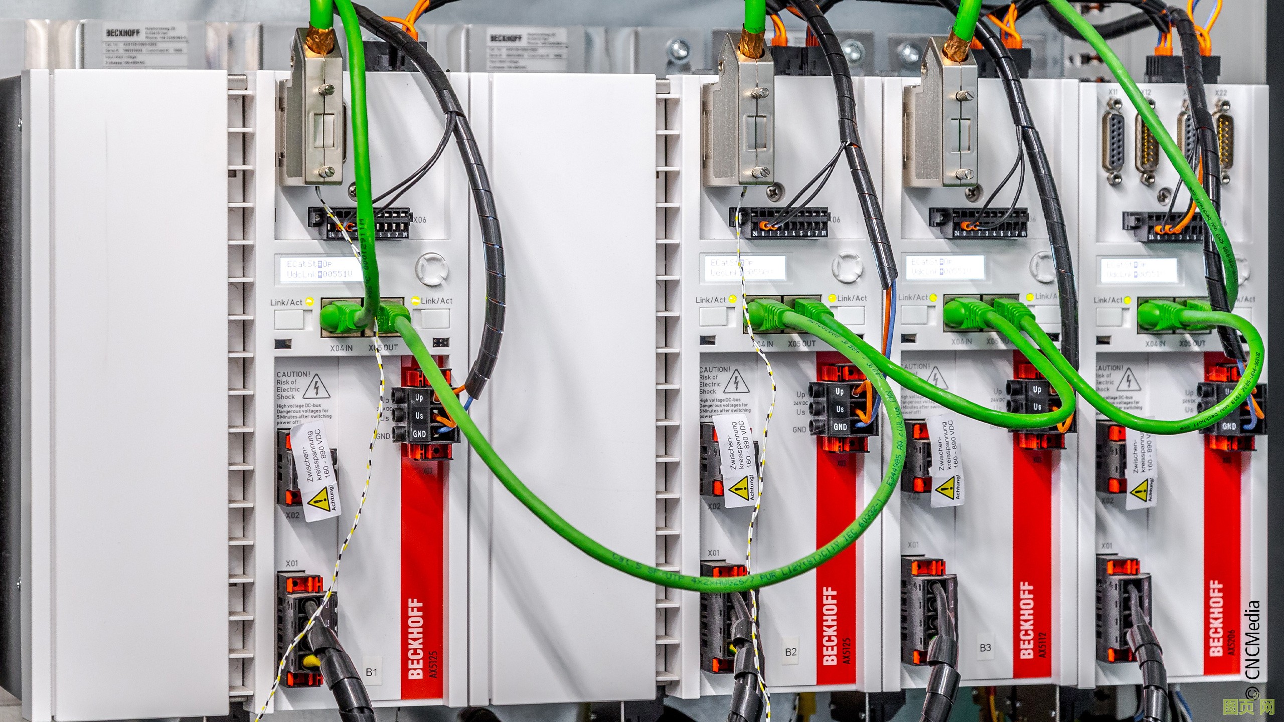 Plasma-Tech Systems 公司售后服务经理 János Imrei 在 PTL 4001 光纤激光切割机前 Plasma-Tech Systems 公司售后服务经理 János Imrei 在 PTL 4001 光纤激光切割机前