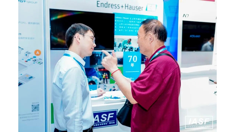 与会人员深入探讨交流