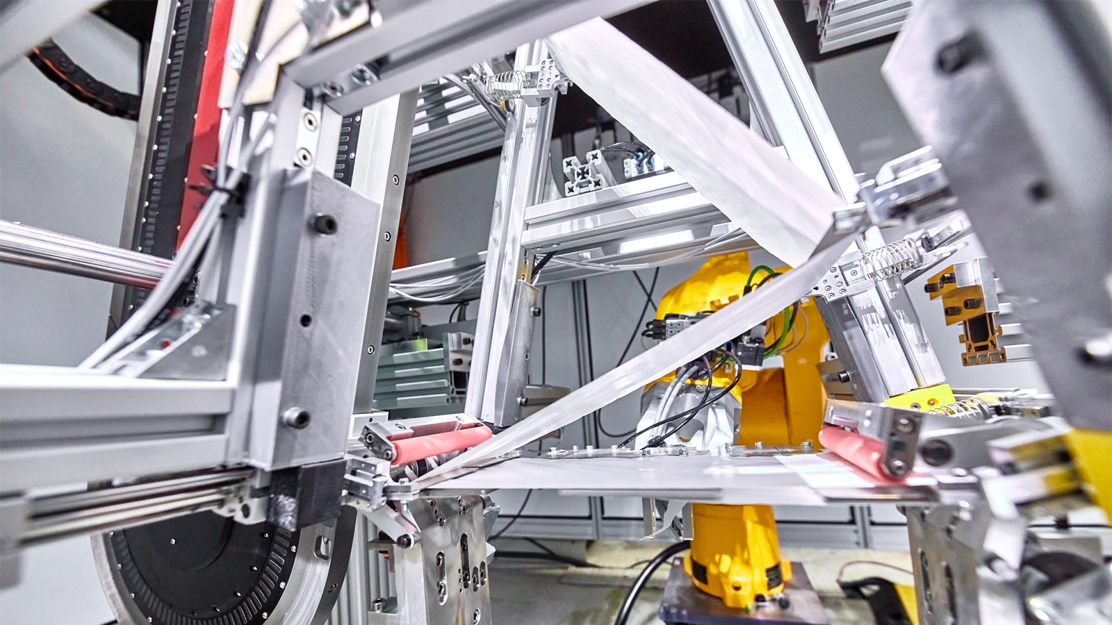 基于 XTS 和 PC 控制器的 Z 型叠片电池连续制造装置显著缩短了电动汽车锂离子电池的加工时间，降低生产成本 