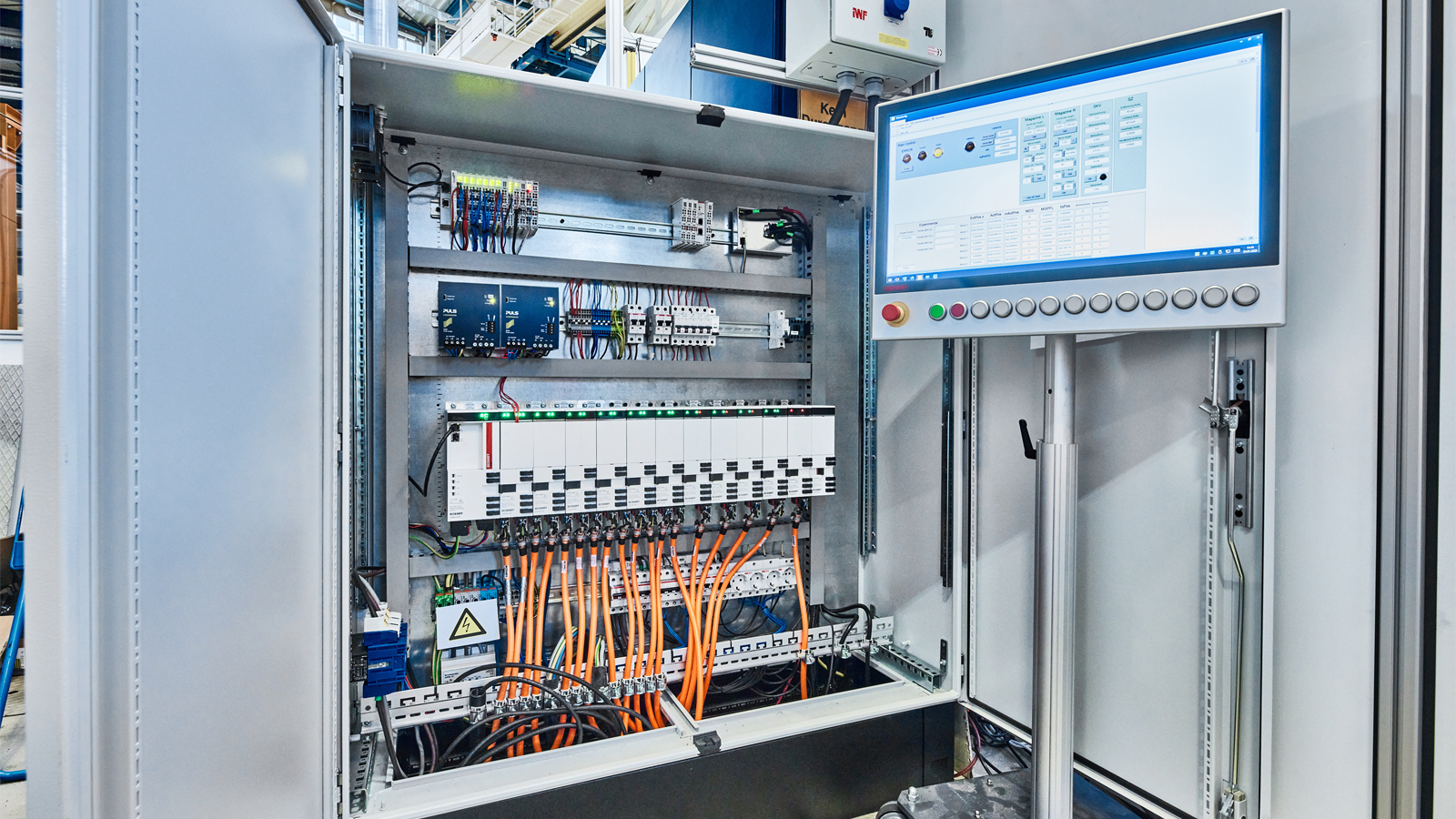 共有 15 个伺服驱动器（AX8206、AX5125 和 AX5206）和其它的 EL7211 伺服电机端子模块控制 AM8000 伺服电机的位置，这些伺服电机安装在不同的进料装置中，对两个 XTS 系统进行补充。柏林工业大学研究人员还使用倍福面板进行操控  