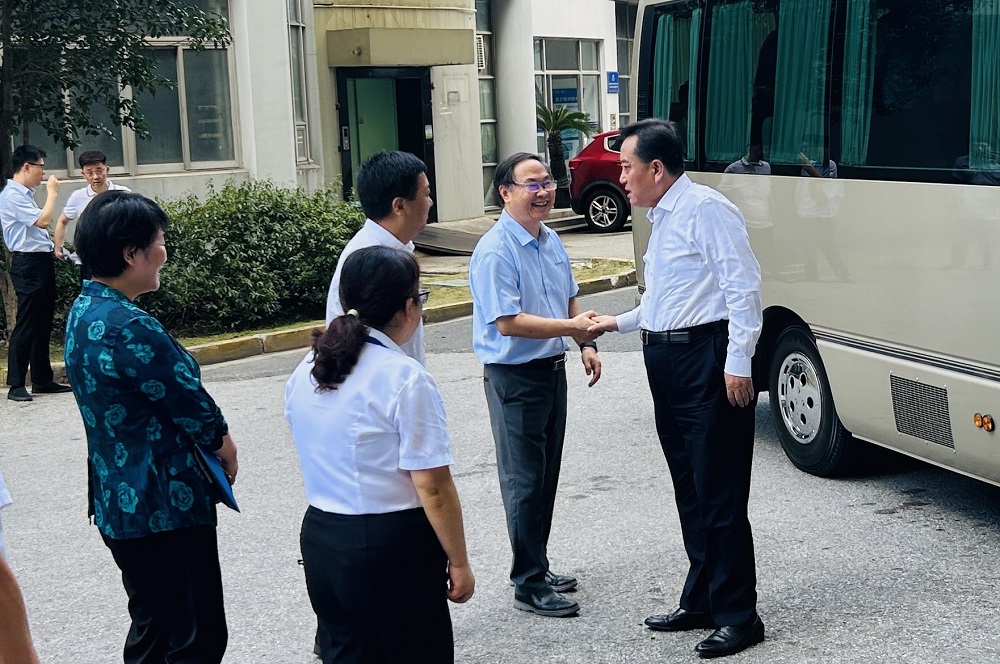 上海松江区委书记程向民一行莅临辰竹交流