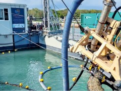 工业 PC 控制的潜水机器人在威尼斯运河中收集清理垃圾